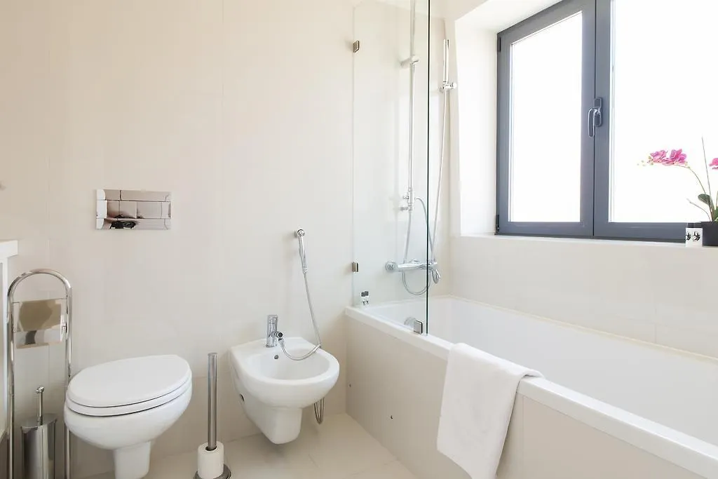 Apartment Joivy Lux And Spacious 1Br Home With Huge Terrace, 5Mins To Academy Of Sciences Lisbon